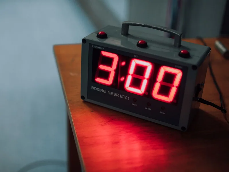 Digital timer displaying a three-minute production cycle