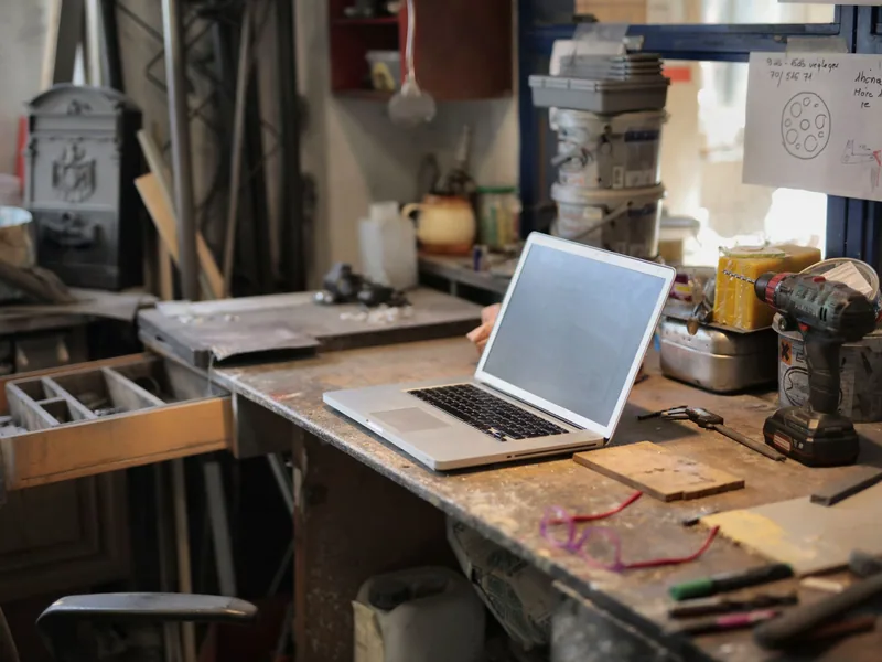 Maintenance laptop and records used to manage machine recovery files